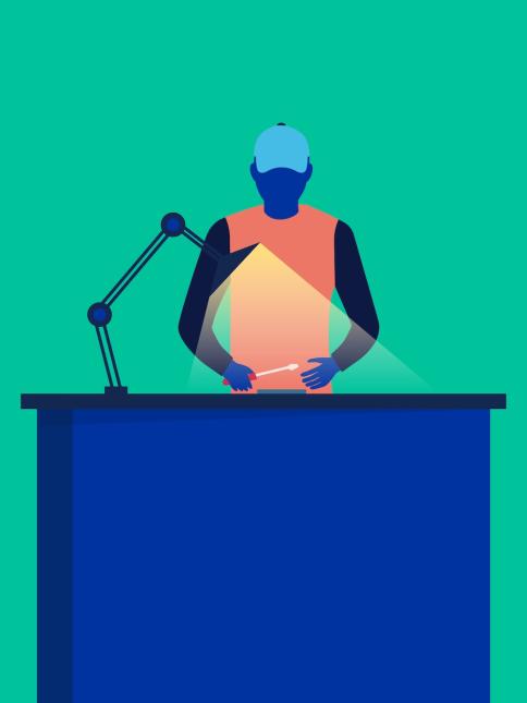 Tekniker, der reparerer en enhed p&aring; et reparationscenter