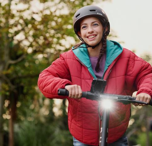 Junges M&auml;dchen, das ein Handy hochh&auml;lt, um ein Foto mit ihren Eltern zu machen.