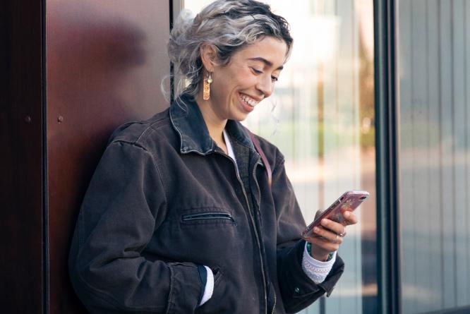 Nainen Elisa-laitteella